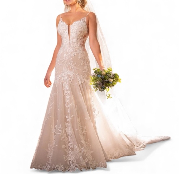 Essense if Australia, Cathedral Train Lace  Wedding Gown - Picture 2 of 12